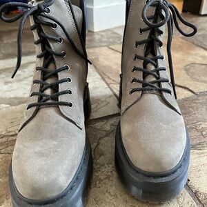 Dr. Martens tan zipper/ Lace-Up Boots - platform